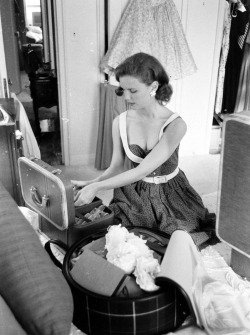 olga-4711:  Lee Remick packing her makeup