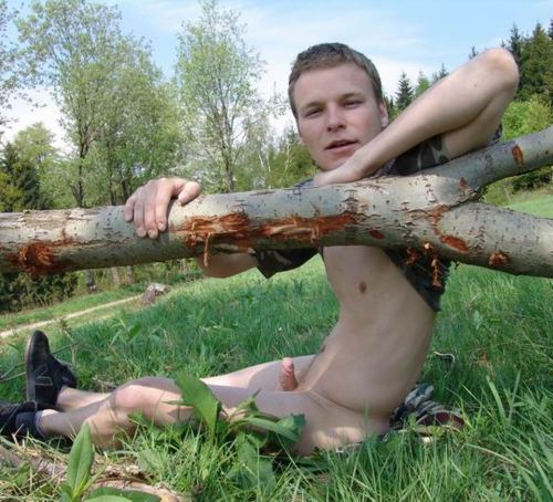 nakedpublicfun:  He’s enjoying himself