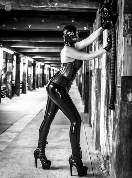 kellyannensw:  Kelly Anne Photography: Shooting in the tunnels with Missy Izzy. www.kellyannephotography.biz 