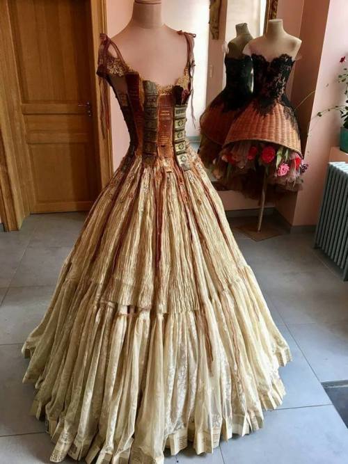 beelikesbooks:deadheadingcrew:steampunktendencies:Amazing dress by french creator Sylvie Facon Addit