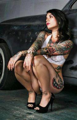 chicksandchoppers:  Inked chick