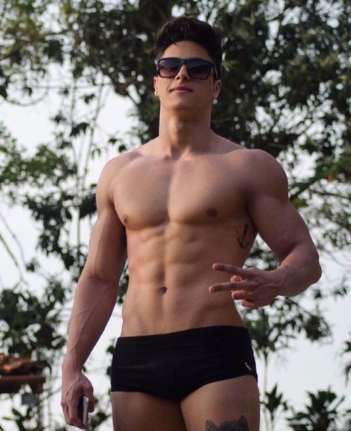 bigdicksandtightholes: brazilmen:   brazilian model Jhon Giardini brazilmenblog.blogspot.com.br nudestuds.tumblr.com   😍😍 