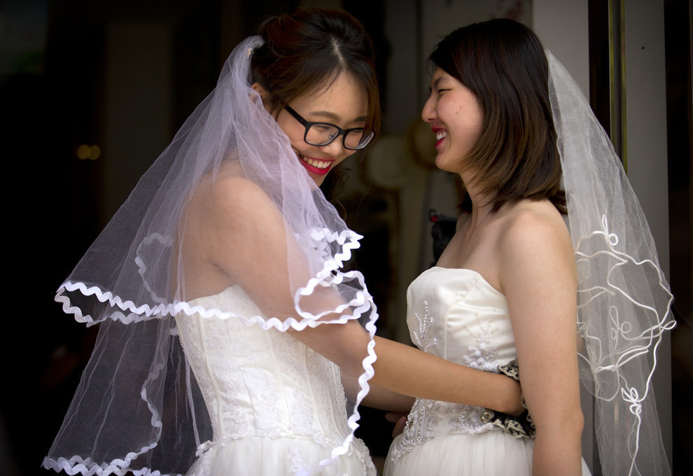 beautiful-brides-weddings:  Rather than waiting for the Chinese government to recognize