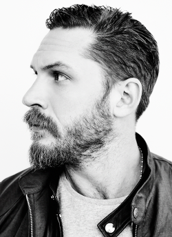 mcavoys:    Tom Hardy of ‘Legend’ poses