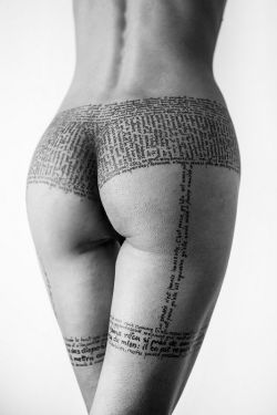 ohtheheartsfilthylesson:  larameeee:  Alexandra Pașca   Oh my…. The body as a novel.