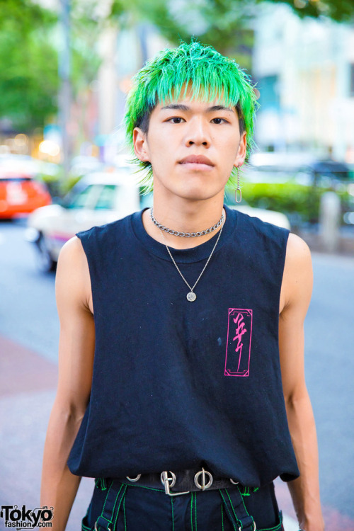 20-year-old beauty school student Ren on the street in Harajuku wearing a sleeveless top by Japanese