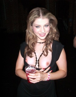 livinthedream72: nakedcelebz:  Michelle Trachtenberg   😍🔥😍 