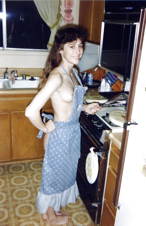 whenpussieswerefurry:Naked with apron