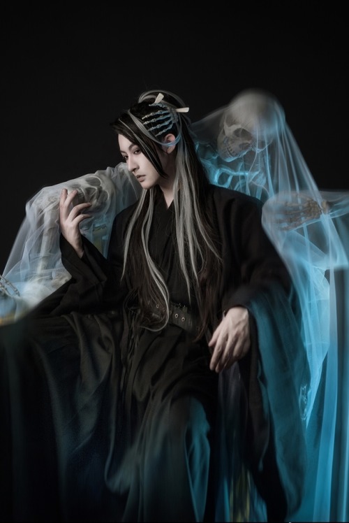 Hanfu photoset via Coser小梦, Part 9/? Coser小梦 is dressed as Baigu Gongzi/白骨公子 (white bone prince), a 