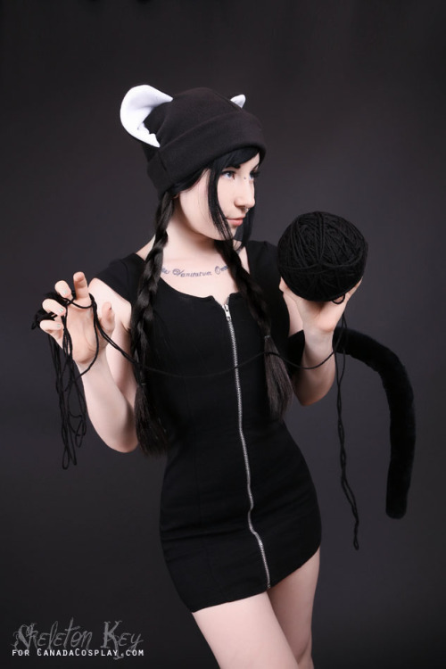 porphyriasuicide:  Fun little shoot for CanadaCosplay, with Chloe Von Creepy photography by Skeleton Key Photography and “assistant” YuffieBunny. Want a hat of your own! Use this referral key!