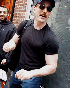 beardedchrisevans:Chris Evans signing after Lobby Hero - 05/13/2018 