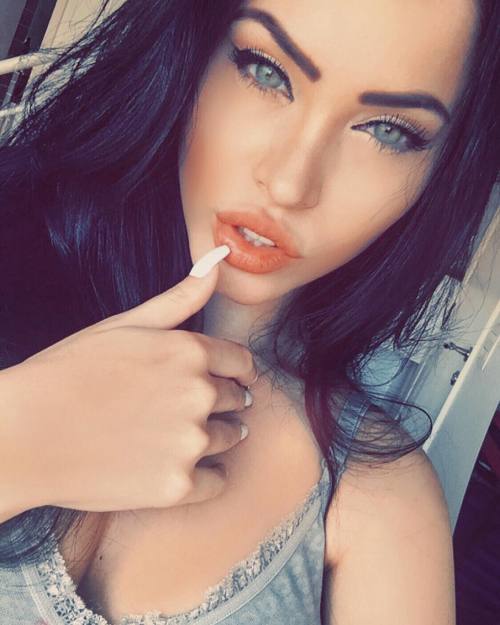 serresnews:  Claudia Adelante is among the hottest Brazilian models and Miss Bom Bom Queen 2014, for more photos and videos click -> Claudia Alende    