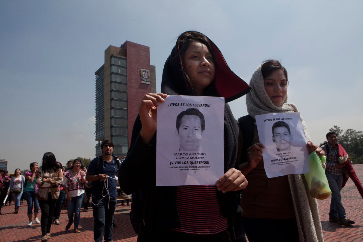 thinkmexican:
“Mexican Students Demand Justice for Missing Normalistas of Ayotzinapa
Thousands of Mexican college and high school students gathered on Wednesday to demand justice for the 43 missing normalistas of Ayotzinapa. At more than 30...