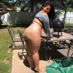 fortheloveoftummy:  I’d fuck her right there in the back yard