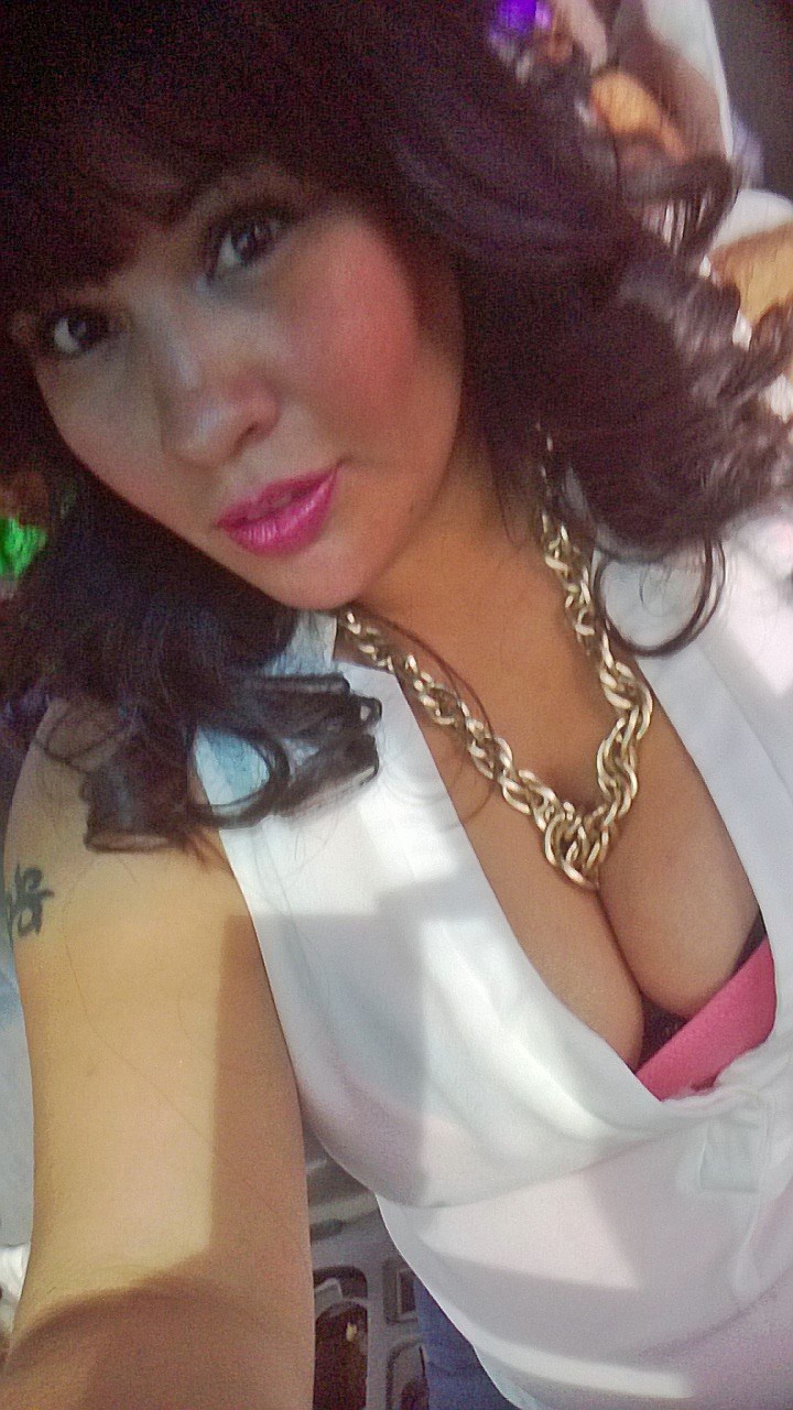 aphrodite512:  Who can say no to a pretty face &amp; cleavage!!