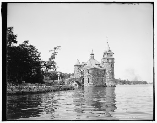  The Thousand Islands are a group of more than 1,800 islands in the St. Lawrence River, straddling t