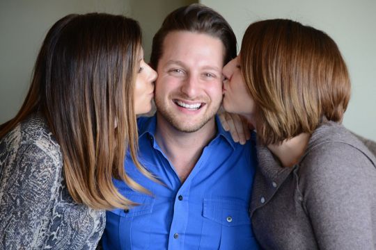 Ciudadano británico cria a su hijo con sus 2 novias bisexuales