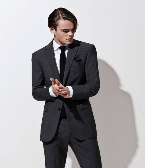 Bold elegance and refined masculinity define the innovative new looks of Ralph Lauren Purple Label. 