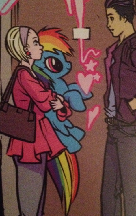 somenicejams:my little pony references in jem and the holograms bonus: