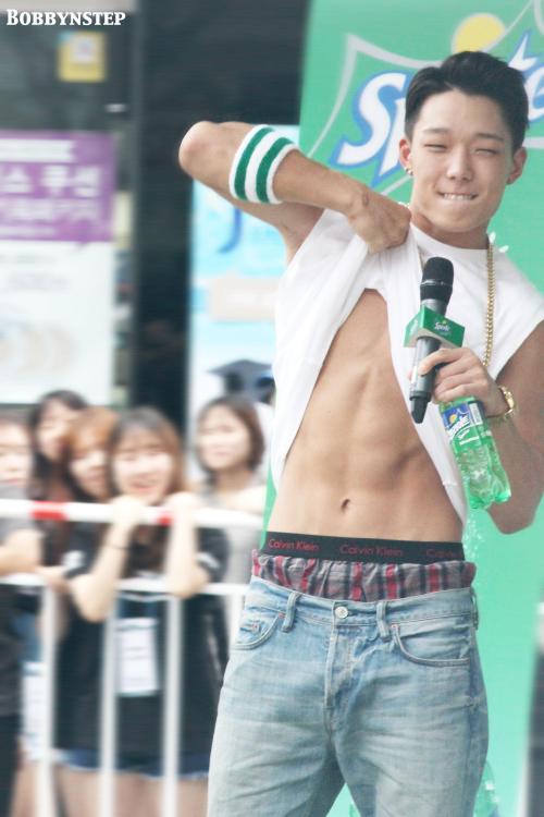 ikon-global: 150725 Bobby @ Sinchon Water Gun Festival© BOBBYNSTEP