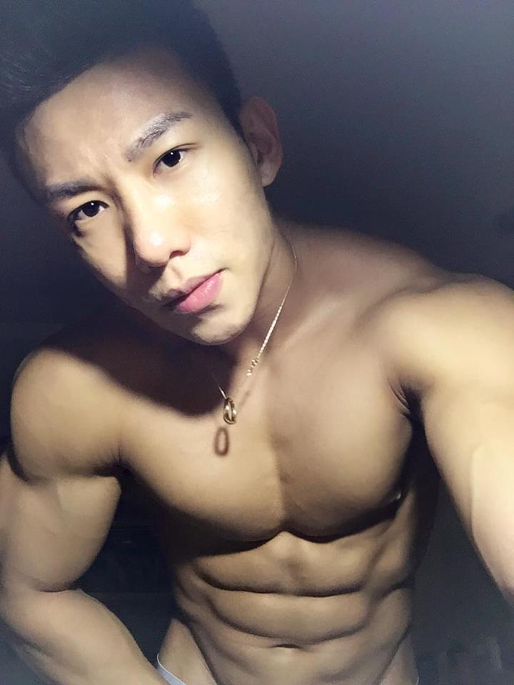 ilovethebigdicks:  mantop106910:  從事猛男秀的台灣大肌肉大屌包的帥氣舞者…
