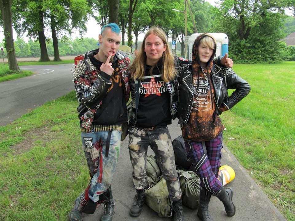 fuckintwoface:  waitin for the bus~ my bestfriend,a friend and me after ruhrpott