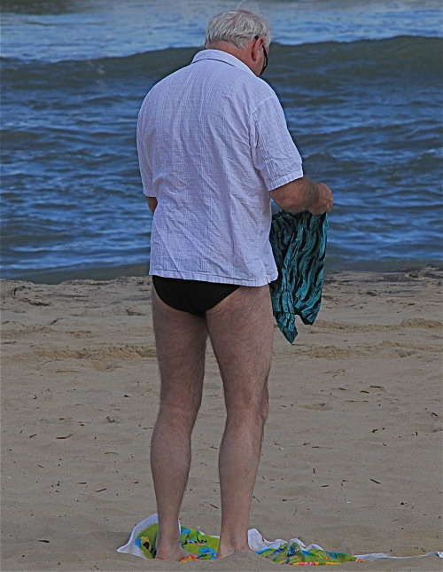 getsnastyonhairydads:  I think this Dad knew what I was probably doing when he caught me taking pics while he was putting his shorts back on.  Taking pics for masturbation purposes!!!