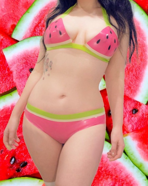 ✨The TROPICAL LATEX SETS by @lottielatex come in Watermelon or Pineapple theme! Halter neck triangle