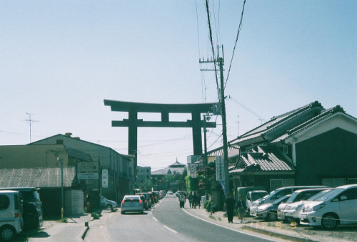 大神神社 日本最古とも言われている神社。 本殿はなく、拝殿の奥の三輪山そのものが御神体です。 三輪山は神聖な場所なので、禁足地となっています。 拝殿とその奥・禁足地の三輪山の間には結界として、珍しい三