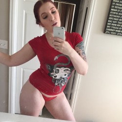 selinakyl:    don’t mind the dirty mirror, I’ll be on cam in a few minutes! I’ll be on for a few hours then break for dinner &amp; then back to shaking the booty all night until midnight pst!  