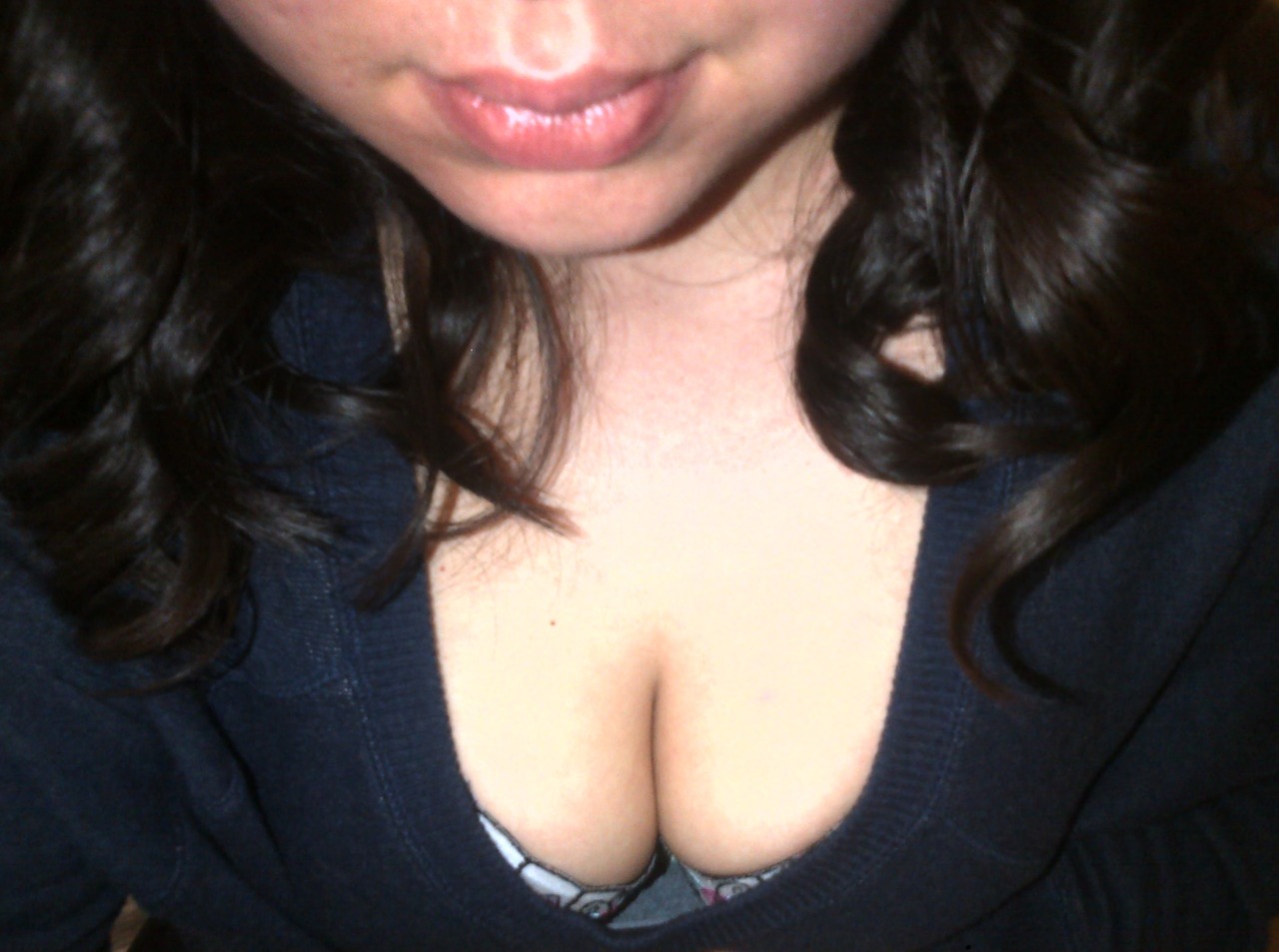 alwaysinanaughtymood:    Bored and extremely aroused! Just came home from class and