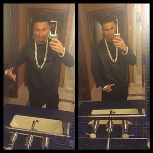 PAULY D FROM JERSEY SHORE. WASSUP DUDE? YO THIS IS GUYSWITHIPHONESNUDE YOU HAVE WAY TOO MUCH CLOTHIN