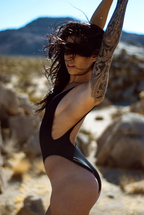 80s-swimsuits: 80s looklike highcut black onepiece swimsuit tattoo girl. Heißer hochgeschnittener Kn