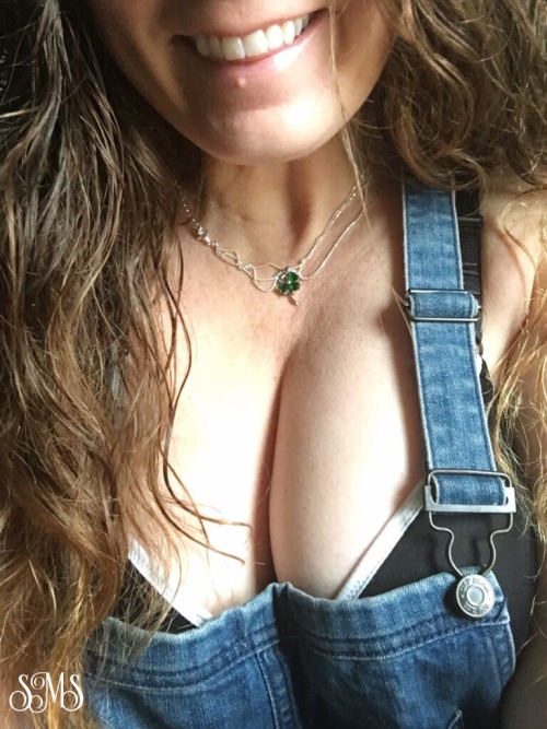 sharing-my-smile:Cleavage Sunday reblog