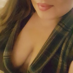 curiouswinekitten2:  Holy crap this has been a busy week for me! I almost forgot it was Cleavage Sunday! Hope you had a great week, boob twin! Xoxo 💋  Oh my @monchichitamberine  Ps.  This is not me😂