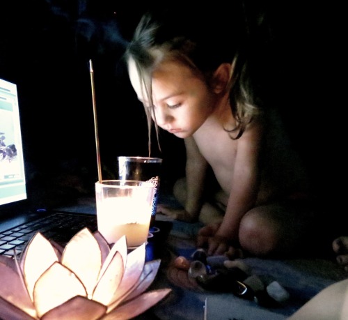 mother-of-the-earth: moonchild-3: My 3 year old before bed tonight, She calls meditation “wish