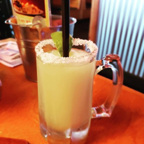 $3 margaritas, yummmmmm #sendhelp #lovemesomemargaritas (at Texas Roadhouse - Wheeling)