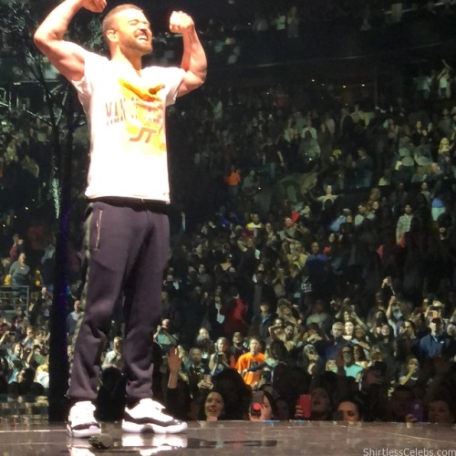 Justin Timberlake Flexing His Biceps during MOTW Tour www.shirtlesscelebs.com/justin-timberla