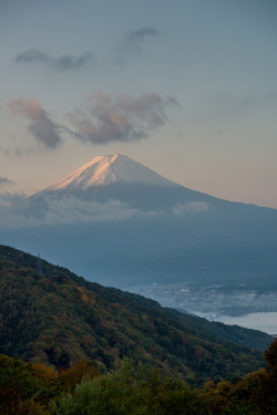 theencompassingworld:  son-0f-zeus:  2012 Mt.Fuji autumn by shinichiro* { http://flic.kr/p/dprEk8 }  The World Around Us