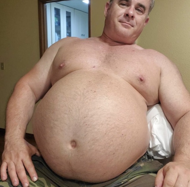 bigbellyboiz:puposo:Hermoso panzón y ese ombligo relleno y con bolita para jugar A simply beautiful belly.