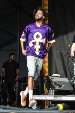 iamericfrazier:  celebritiesofcolor:  J Cole performs at the 2016 New Orleans Jazz &amp; Heritage Festival at Fair Grounds Race Course on April 24, 2016 in New Orleans, Louisiana.   iamericfrazier