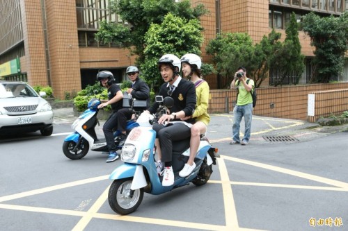 gapiplus: [Media photo] 160421 Song Ji Hyo Chen Bo Lin shoot <We Are In Love> in Minsheng Comm