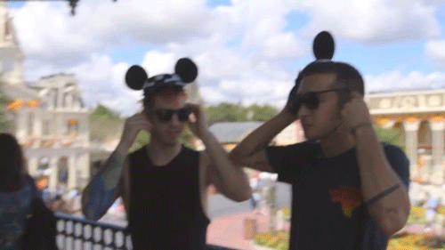 tylers-blurryface:I now have 1,000 followers and I’m very happy so enjoy this montage of Tyler and J