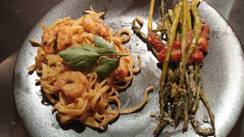 [Homemade] Shrimp Scampi Linguine with Parmesan Asparagus and Tomatoes [1536x864]