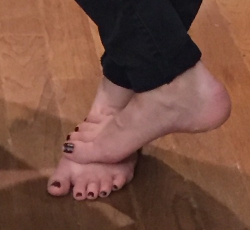 footsneaktoo: 21 yo toes. A little grainy, but you get the idea.