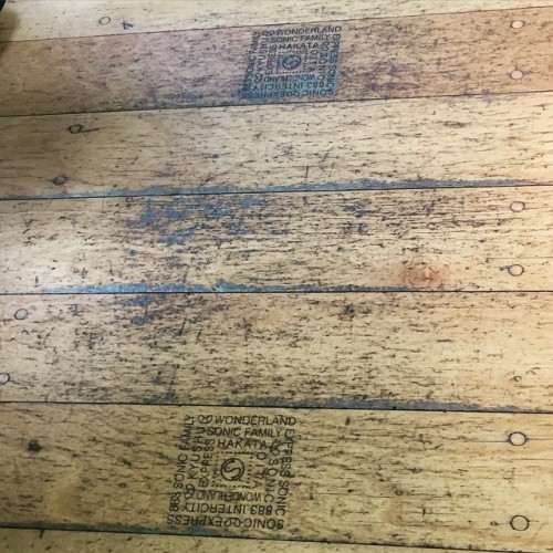 木の床に型押しのデザイン。#JR九州 #ソニック #鉄道