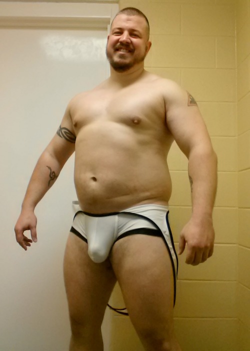 thetankdozer:  ryanhants:  foxbear:  *Disrobing, Part III* In the same vein (vain? *lolz*) as some of the previous singlet pics, I decided to do a 3-part photo series this evening, depicting the post-lifting disrobing process.  It actually ended up being