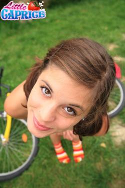 girlslovingbikes:   little_caprice-bicycle-20.jpg 