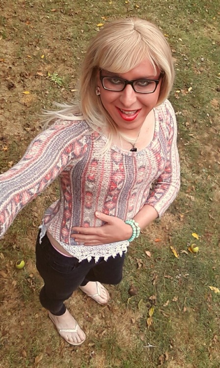 sissy-vanessa-ohio:  Trying out my new selfie stick. Nice to have different angles 💋