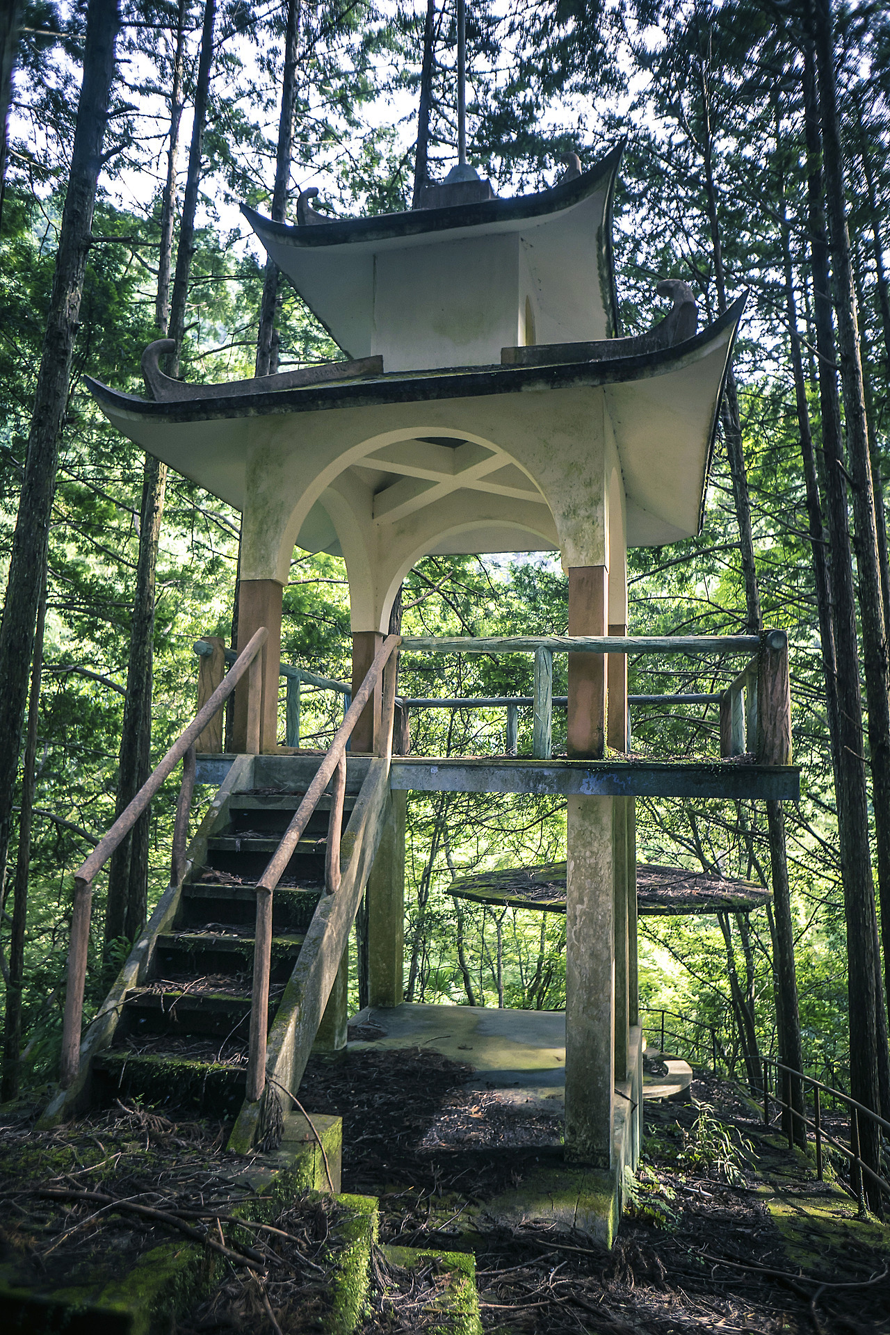 elugraphy:Abandoned   playground in forest 01.